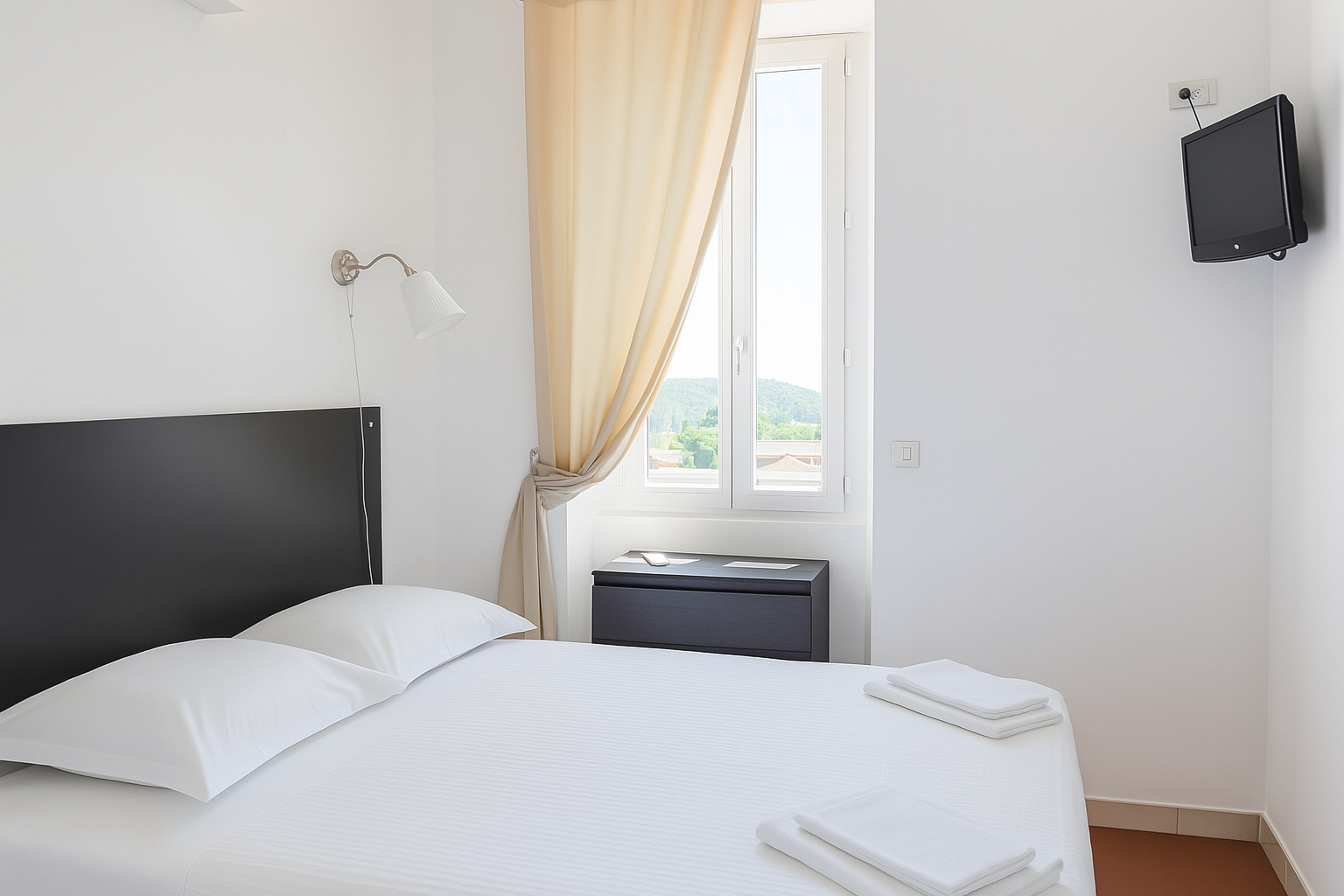 vue-rue-hotel-la-cigale-1