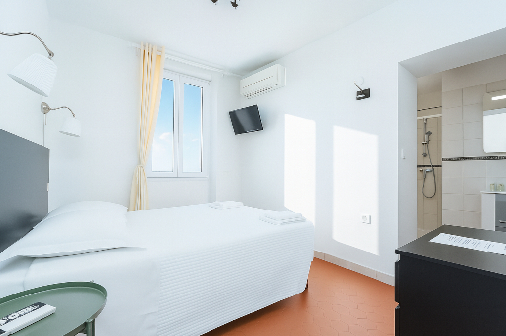 vue-rue-hotel-la-cigale-2